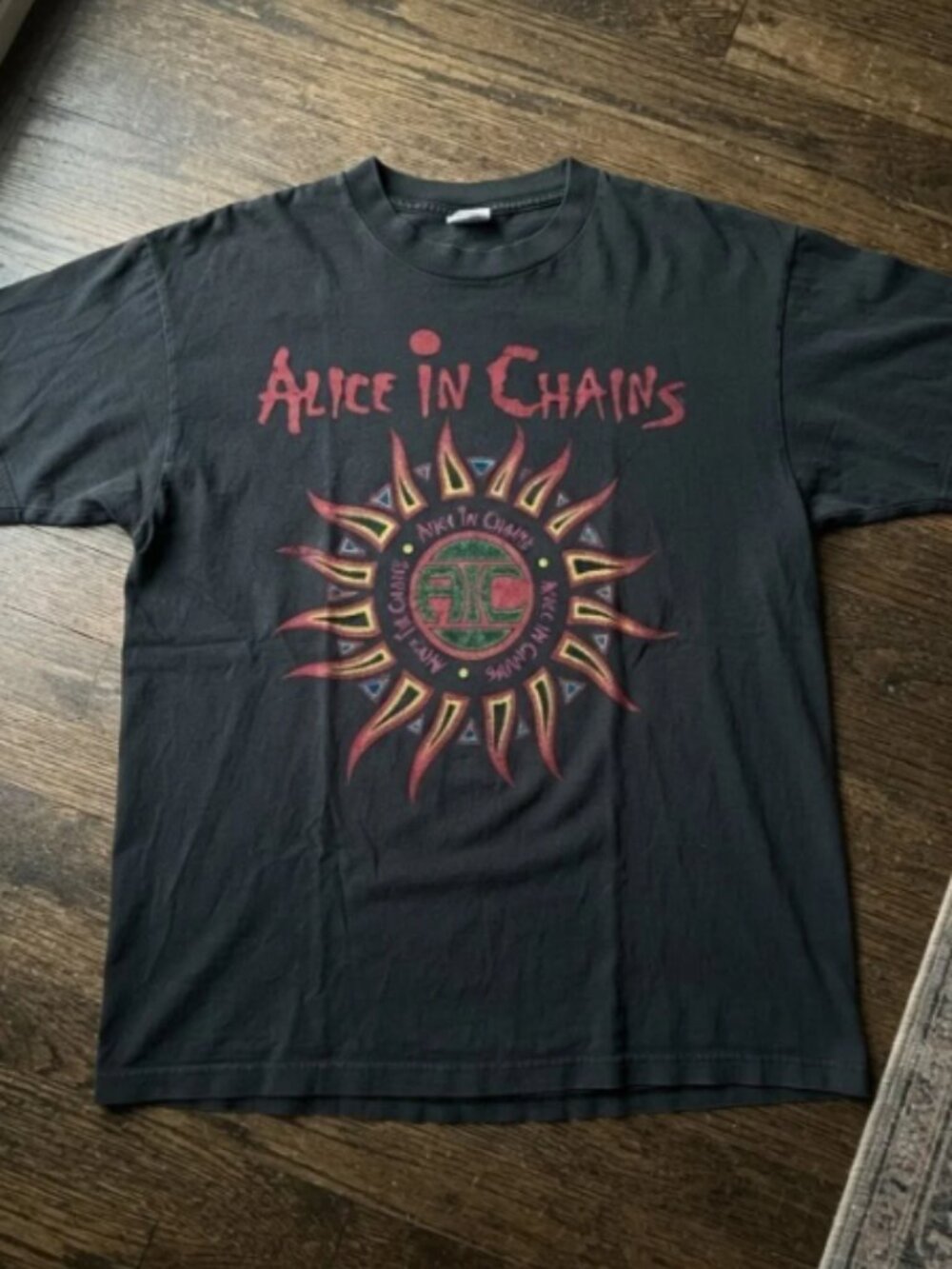 Alice In Chains 90s Vintage Sun Logo Grunge Rock Band T-Shirt